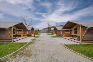 图赫尔斯克利普利采Glamping Tents in Tuhelj with thermal riviera tickets的一排一排帐篷