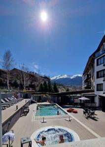 班斯科Bansko St Ivan Rilski Luxury Apartment 4 stars Free SPA & Mineral water的一座大型游泳池,里面设有人员