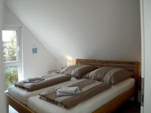 因塞尔波埃尔Holiday home on the island of Poel 3 bedrooms 2 bathrooms sauna的一张床上有两个枕头的房间