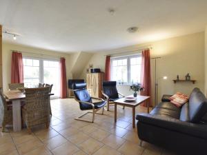 蒂门多夫Lavish Apartment in Insel Poel with Sauna的客厅配有沙发和桌子