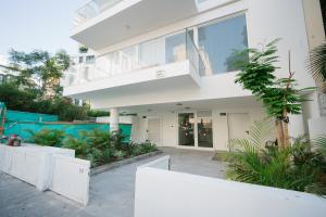 特拉维夫Lapin Luxury Apartment By Nimizz的带阳台和植物的白色房屋