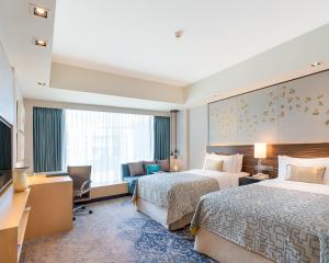 科伦坡肉桂大科伦坡酒店的酒店客房设有两张床和电视。