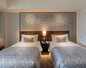 科伦坡肉桂大科伦坡酒店的酒店客房,设有两张床和鲜花墙