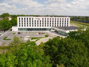 斯瓦任兹Hampton By Hilton Poznan Swarzedz的享有白色大建筑的空中景致