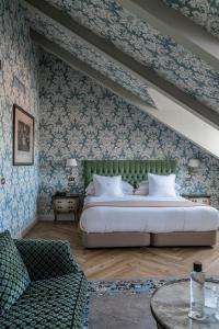马德里Relais & Châteaux Hotel Orfila的一间卧室配有蓝色和白色壁纸的床