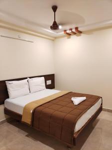HOTEL DKR GRAND客房内的一张或多张床位