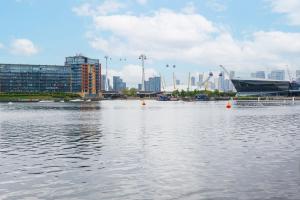 伦敦Heads on Bed- London Excel Royal Victoria Dock O2的一大片水体,城市背景