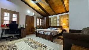 帝力A Luxury Duplex in Dili City, Timor-Leste的一间卧室配有一张床、一张桌子和一张沙发