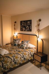 萨莱诺Vinto House Salerno Downtown的一间卧室配有一张带两盏灯的床。