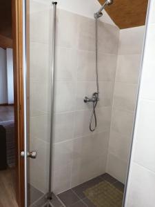 莫尼兹港Recantos do Castanheiro的浴室里设有玻璃门淋浴