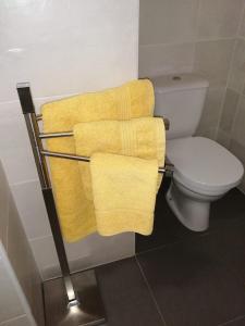 莫尼兹港Recantos do Castanheiro的卫生间旁带黄色毛巾的毛巾架