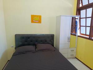 BlimbingBebek Kuning Residence的一间卧室配有一张床和一个梳妆台