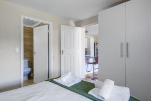 绍斯布鲁姆San Lameer Villa 10417 - 1 Bedroom Classic - 2 pax - San Lameer Rental Agency的卧室配有白色的床和镜子