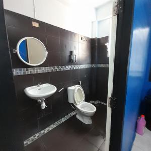 查汶DK1Hostel的一间带水槽、卫生间和镜子的浴室