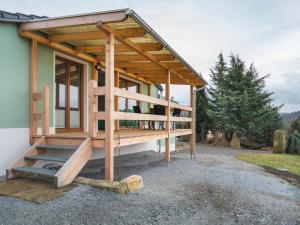 MittelndorfModern holiday home with shared swimming pool in Mittelndorf的木屋顶建造的房子