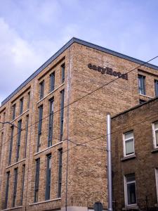 都柏林easyHotel Dublin的砖砌的建筑,旁边标有标志