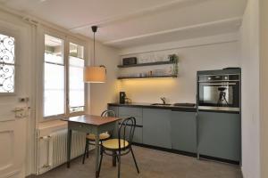 贝尔普Union Apartments Bern-Belp的厨房配有桌子和台面