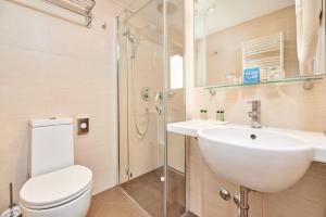波雷奇Hotel Materada Plava Laguna的浴室配有卫生间、盥洗盆和淋浴。