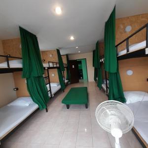 查汶DK1Hostel的客房设有四张双层床和风扇。