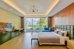 岘港Memories Holiday beach villa Da Nang的一间卧室设有一张大床和一个大窗户