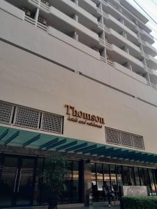 曼谷华马克汤姆森酒店的建筑物的前面,上面有标志