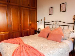 4 star holiday home in San Juan de la Rambla客房内的一张或多张床位