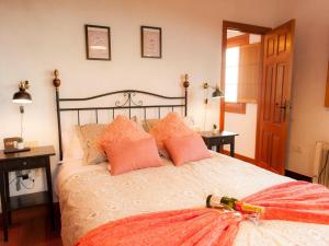 4 star holiday home in San Juan de la Rambla客房内的一张或多张床位