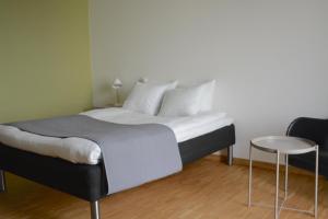 隆德Forskarhotellet的一间卧室配有一张床和一张桌子