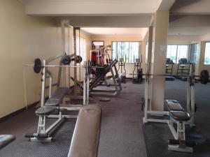 达累斯萨拉姆Nemart's Hotel的健身房设有数台跑步机和机器