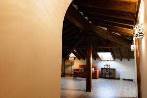Cillorigo de LiebanaPosada Villa Matilde的拱门通往带木制天花板的客厅