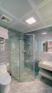 下龙湾Villa 7 ngủ , bể bơi riêng, cách biển 150m的带淋浴、卫生间和盥洗盆的浴室
