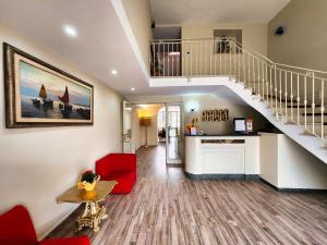 博尔塞纳国民酒店的一间带楼梯和红色沙发的客厅