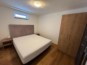 平茨高谷地霍勒尔斯巴赫Our's Living的一间带床和木柜的小卧室