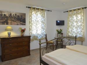 迈卡梅尔Hotel Restaurant La Corona的一间卧室配有床、梳妆台和窗帘