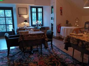 EnveitgLe château brangoly的客厅配有桌子和床。