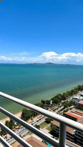 南芭堤雅View Talay 7 Seaview Apartments的阳台享有海景。