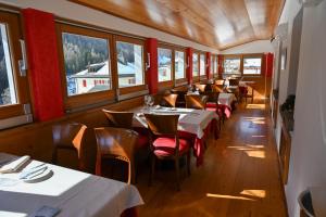 贝德雷托洛坎达奥利尼住宿加早餐旅馆的用餐室设有桌椅和窗户。