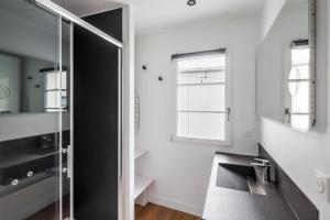 雷恩Appartements Le 31bis的一间带玻璃淋浴和水槽的浴室