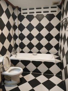 芭东海滩Rock Shore Patong的浴室设有黑白墙面