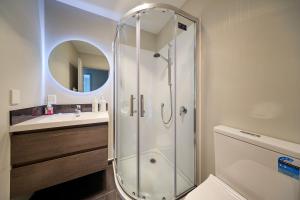 凯库拉柳岸汽车旅馆的带淋浴和盥洗盆的浴室