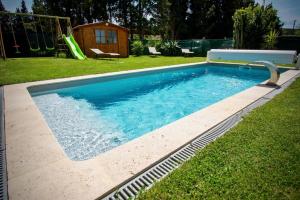 阿维尼翁Appartement de 2 chambres avec piscine partagee jacuzzi et jardin clos a Avignon的一个带滑梯的庭院内的游泳池