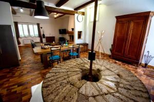 阿维尼翁Maison de 2 chambres avec piscine partagee jardin clos et wifi a Avignon的客厅中间设有一张大木桌