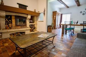 阿维尼翁Maison de 2 chambres avec piscine partagee jardin clos et wifi a Avignon的客厅配有桌子和壁炉