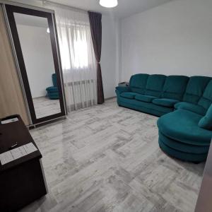 雅西Sweet Home Iasi Airport 2的客厅配有蓝色的沙发和镜子