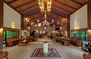 萨三吉尔The Fern Gir Forest Resort, Sasan Gir - A Fern Crown Collection Resort的大型客厅设有木制天花板和木制家具