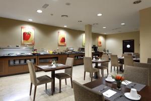 韦尔瓦艾斯塔特索斯酒店的一间带桌椅和柜台的餐厅