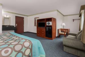 萨克拉门托萨克拉门托速8酒店的酒店客房带一张床和一台微波炉