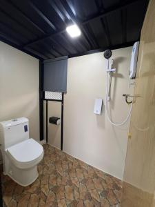 淡文Glamping at Xscape Tambun的一间带卫生间和淋浴的浴室