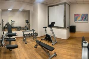 贝加莫星际克里斯塔罗宫酒店的一间健身房,里面设有数个健身器材