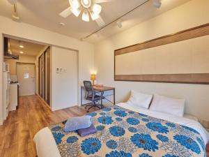 本部Yukurina Resort Okinawa的一间卧室配有一张床和一张书桌